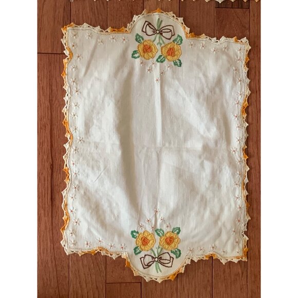 Vintage Floral Hand-Embroidered Doilies & Table Runner Set - Picture 4 of 11